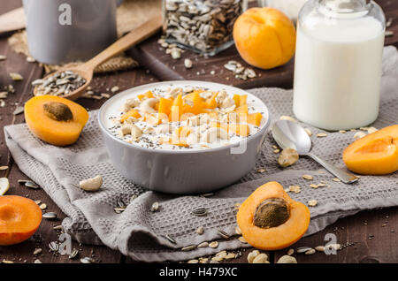 Albicocche domestico musli yogurt con il latte e croccante di dadi e sementi sane chia Foto Stock