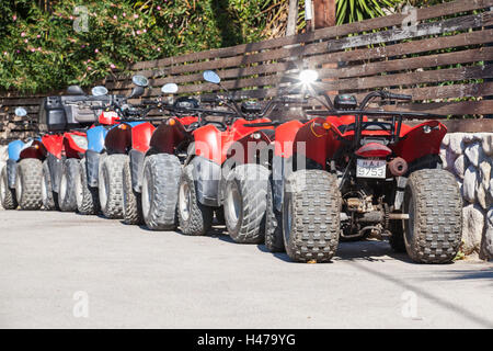 Zakynthos Greece - Agosto 14, 2016: il rosso e il blu atv quad bikes stand parcheggiato in una fila su strada. Popolare modalità turistica di tran Foto Stock