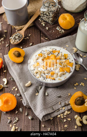 Albicocche domestico musli yogurt con il latte e croccante di dadi e sementi sane chia Foto Stock