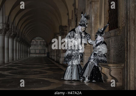 Due persone vestite per il Carnevale di Venezia, Italia Foto Stock