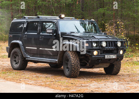 San Pietroburgo, Russia - 9 Ottobre 2016: Nero Hummer H2 veicolo sorge su sporco country road Foto Stock