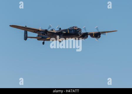 La navigabilità di suola Avro Lancaster bomber battenti NEL REGNO UNITO, PA474, azionato dalla Battaglia di Bretagna Memorial volo. Foto Stock