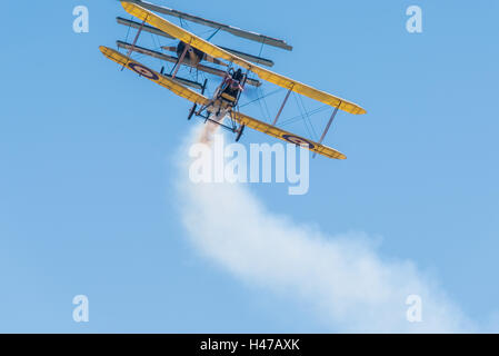 Un Fokker dr1 triplano perseguendo una Royal Aircraft Factory essere2c come membri della Grande Guerra Team Display ricreare WWI duelli dell'antenna. Foto Stock