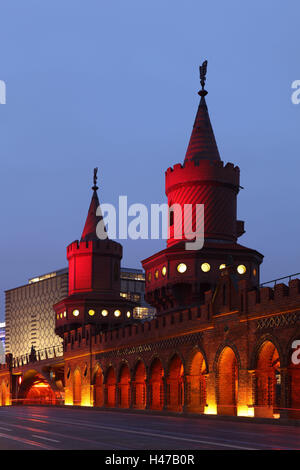 Germania Berlino, superiore tree bridge, torri, illuminazione, sera, al tramonto, atmosfera serale, architettura, architettura monumento, destinazione, struttura, monumento, illuminazione, Berlin-Friedrich di grove, Berlin-cross mountain, bridge, visite turistiche, torre del ponte, con Foto Stock