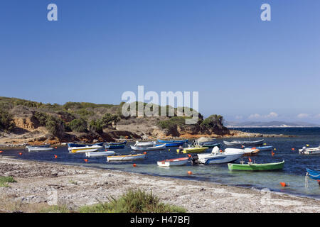 L'Italia, Sardegna, Masainas, spiaggia, barche da pesca, ancoraggio, mare, Europa, Sud, Europa, isola, costa, bay, Masamare, bile costa, paesaggi costieri, costa sudovest, pesca sportiva, pesca, economia, stivali, spiaggia di ghiaia, nessuno, il Mar Mediterraneo, Foto Stock