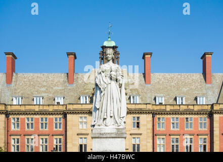 Statua di un giovane regina Victoria nella motivazione del Royal Victoria Infirmary (RVI) a Newcastle upon Tyne. Regno Unito Foto Stock