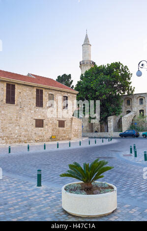 La piazza del Castello si trova vicino alla passeggiata a mare e la vecchia fortezza e i vicini con la Grande Moschea di Djemi Kebir, Larnaca Foto Stock