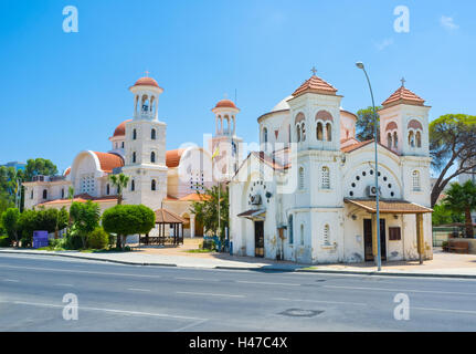 Due Ayia Faneromeni chiese: la moderna chiesa edificio e grotta antica chiesa, che è sotterraneo due-chambered caverna nella roccia Foto Stock