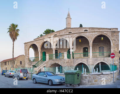 La grande moschea di Djemi Kebir situato sulla strada Tanzimat, dietro il castello di Larnaca nella città vecchia, Cipro. Foto Stock