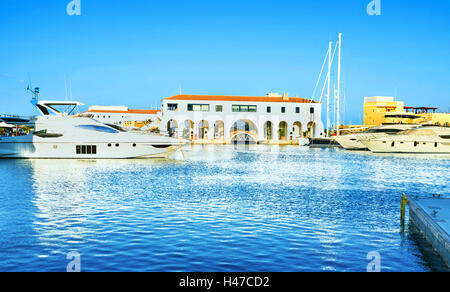 Limassol Marina è il più moderno porto turistico di Cipro. Foto Stock