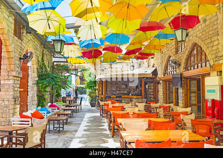 Il meteo non importa, se siete sotto ombrellone in intimo cafe, Limassol, Cipro. Foto Stock