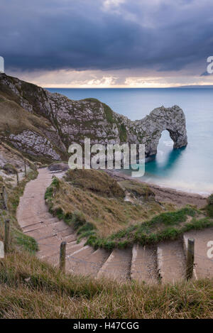 Le fasi che conducono alla porta di Durdle su Jurassic Coast, Dorset, Inghilterra. In autunno (Novembre) 2014. Foto Stock