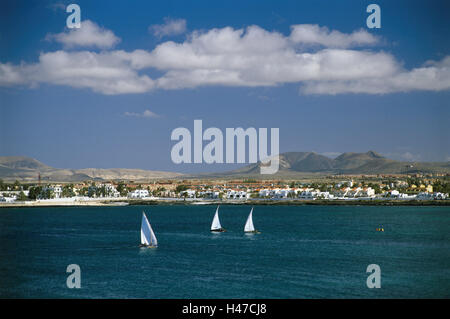 Spagna, Canarie, isola di Fuerteventura Corralejo, porto, barche a vela, acqua, montagna, nuvole, cielo, stivali, ricreazione, viaggi, vacanze e vento, vela, vela, mare, acqua, Foto Stock