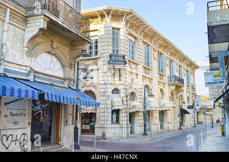 Il britannico della architettura coloniale prevalente nella città vecchia di Limassol, Cipro Foto Stock