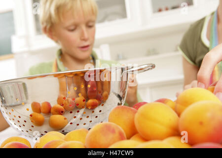 Il ragazzo, cucina, albicocche, Foto Stock