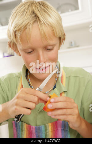 Il ragazzo, cucina, albicocche, Foto Stock