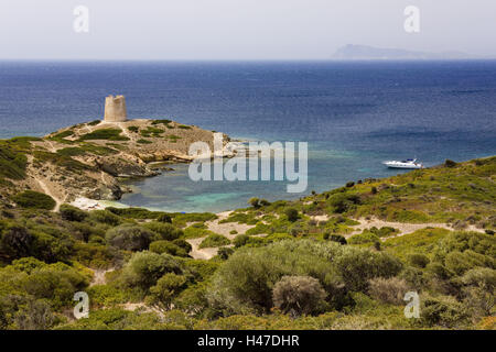 Italia Sardegna Costa del Sud, Baia beach, Torre di Piscinni, Mare, yacht, Europa Sud Europa, South Coast, edificio storico, torre, torre di avvistamento, torre torre saracena, nave, motoscafo, ormeggiata, persone si bagnano, Baia beach, idilliaco, paesaggio, terre costiere Foto Stock