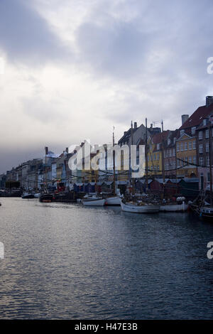 Danimarca Copenhagen Nyhavn, Fila di case, canale, navi, Foto Stock