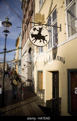 Danimarca Copenhagen Nyhavn, terrazza, passante, capitale, case, facciate di case, di diverso colore della pelle, lampioni, marciapiede, pedonale, persona, destinazione, turismo, Foto Stock