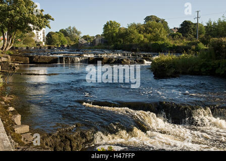 Fiume OWENMORE, BALLYSADARE, SLIGO DOVE POLLEXFEN MILL, posseduta dal poeta, drammaturgo e vincitore del Premio Nobel per la letteratura, William Butler Yeats nonno era situato a. Di cui al da YEATS in 'Il CELTIC TWILIGHT' Foto Stock