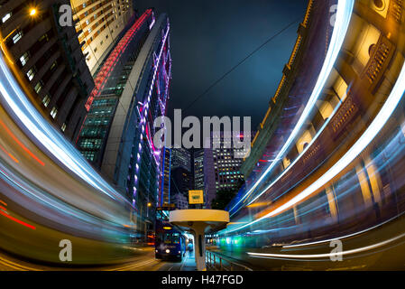 Traffico di sera nel quartiere finanziario centrale di Hong Kong, Cina. Foto Stock