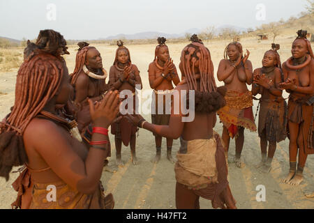 Africa, Namibia, regione di Kunene, Kaokoveld, le donne himba con danze, Foto Stock