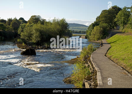 Fiume OWENMORE, BALLYSADARE, SLIGO DOVE POLLEXFEN MILL, posseduta dal poeta, drammaturgo e vincitore del Premio Nobel per la letteratura, William Butler Yeats nonno era situato a. Di cui al da YEATS in 'Il CELTIC TWILIGHT' Foto Stock