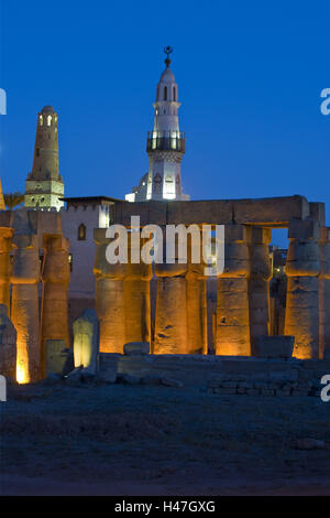 Egitto Luxor tempio di Luxor, il pilone con obelisco e pilastro colonnato, nella Moschea centrale di saint Abu el-Haggag sull'area del tempio, Foto Stock