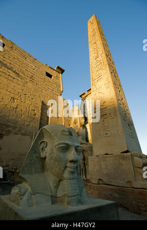 Egitto Luxor tempio di Luxor, testa di statua di Ramses II e obelisco di fronte al pilone, Foto Stock