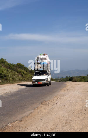 Myanmar, street, completamente carica auto passeggeri, Foto Stock