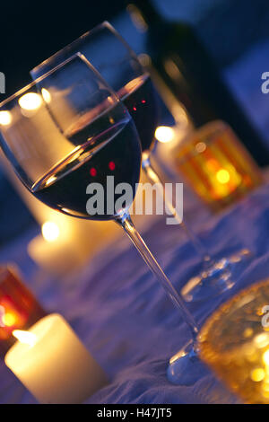 Wineglasses, a lume di candela, la sera, la luce della sera, atmosfera serale, alcool, celebrare, tempo libero e attività per il tempo libero, bere, candele, Candle-light, light, picnic, vino rosso, vino, panno, bicchieri, nessuno, Foto Stock