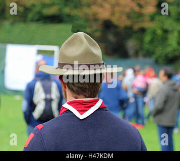 La scout leader al raduno internazionale in uniforme con la campagna hat e sciarpa rossa e bianca Foto Stock