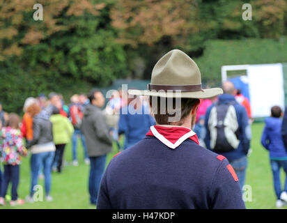 La scout leader all incontro internazionale in uniforme con la campagna hat e neckerchief bianco e rosso Foto Stock