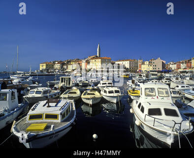 Croazia, Istria, west coast, Rovigno, porto, stivali, vista locale, Adriatico, Città Vecchia, architettura balneare, Balcani, stivali, il Campanile, la torre campanaria, barche da pesca, porto di pescatori, facciate, geografia, porto, luogo costiero, porto prom Foto Stock