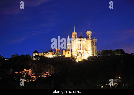 La Francia, il Rodano, Lione, Notre Dama de Fourviere, sera, illuminazione, viaggi, Europa Badilika, chiesa, religione, fede, viaggi, luogo di interesse, paesaggio, cultura, storia, notte, Foto Stock