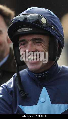 Jockey Ruby Walsh nella sfilata anello guida dopo tre stelle per vincere la casa di Buck novizio siepi a Punchestown Racecourse, nella contea di Kildare, Irlanda. Foto Stock