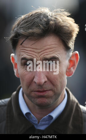 Trainer Henry de Bromhead in parata anello dopo l'invio di tre stelle cavalcato da Ruby Walsh per vincere la casa di Buck novizio siepi a Punchestown Racecourse, nella contea di Kildare, Irlanda. Foto Stock