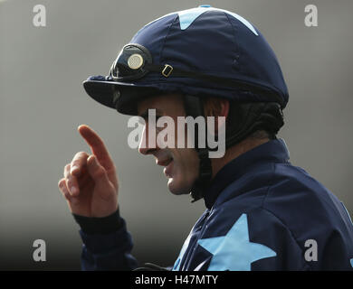 Jockey Walsh Rubino entra la sfilata anello guida dopo tre stelle per vincere la casa di Buck novizio siepi a Punchestown Racecourse, nella contea di Kildare, Irlanda. Foto Stock