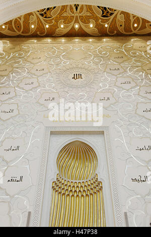 Quibla parete con 99 nomi e caratteristiche di Allah, la preghiera a parete, Sheikh Zayed Bin Sultan Al Nahyan moschea, la terza più grande moschea del mondo, Al Maqtaa, emirato Abu Dhabi, Emirati Arabi Uniti, Foto Stock