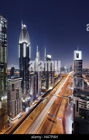 Centro di Dubai City, panorama, skyline, atmosfera serale al Golfo Persico, traffico, metropoli, Sheik Zayed Road, Dubai, Emirati Arabi Uniti, Foto Stock