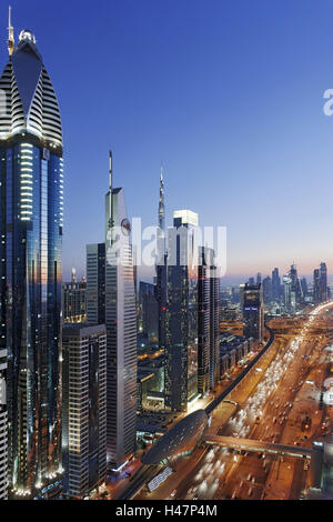 Il centro di Dubai, panorama, skyline, atmosfera serale presso il Golfo Persico, traffico, metropoli, Sheik Zayed Road, Dubai, Emirati Arabi Uniti, Foto Stock