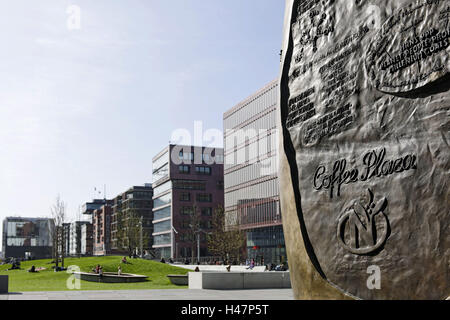 La scultura di un grosso chicco di caffè al caffè internazionale Plaza nel Hafencity di Amburgo, Germania, Foto Stock