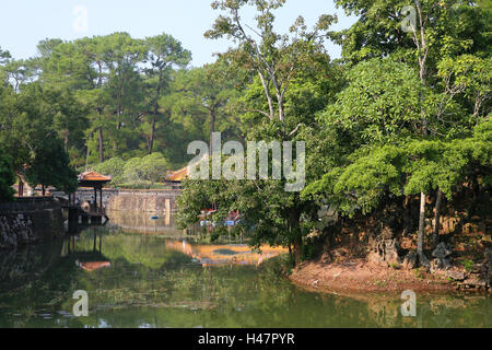 Tinh Khiem isola in Luu Khiem Lago, parte di Tu Duc mausoleo del complesso, tonalità, Viet Nam Foto Stock