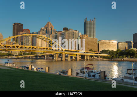 La North Shore di Riverfront Park ALLEGHENY RIVER skyline del centro Pittsburgh Pennsylvania USA Foto Stock
