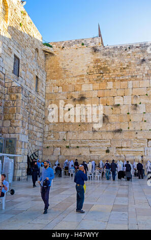 La Chiesa Ortodossa Hasidic adoratori in uomini della sezione del muro occidentale Foto Stock