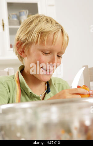 Il ragazzo, cucina, albicocche, Foto Stock