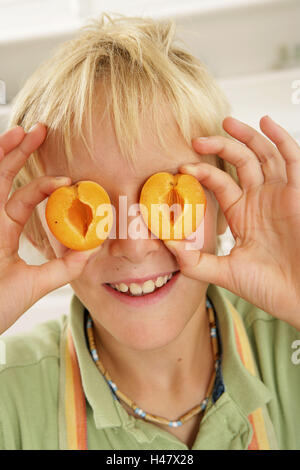 Il ragazzo, cucina, albicocche, divertente, ritratto, Foto Stock