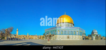 La Cupola della roccia decorate con modelli islamici dei colorati piastrelle smaltate e sormontata dalla cupola dorata, Gerusalemme Israele Foto Stock