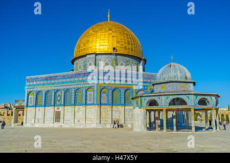 La Cupola della Roccia confinante con la cupola della catena - riccamente decorate pavilion (casa di preghiera), Gerusalemme Israele Foto Stock