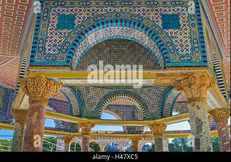 La cupola della catena decorata con pilastri di pietra colorata con i capitelli scolpiti e modellato piastrelle, Gerusalemme Foto Stock